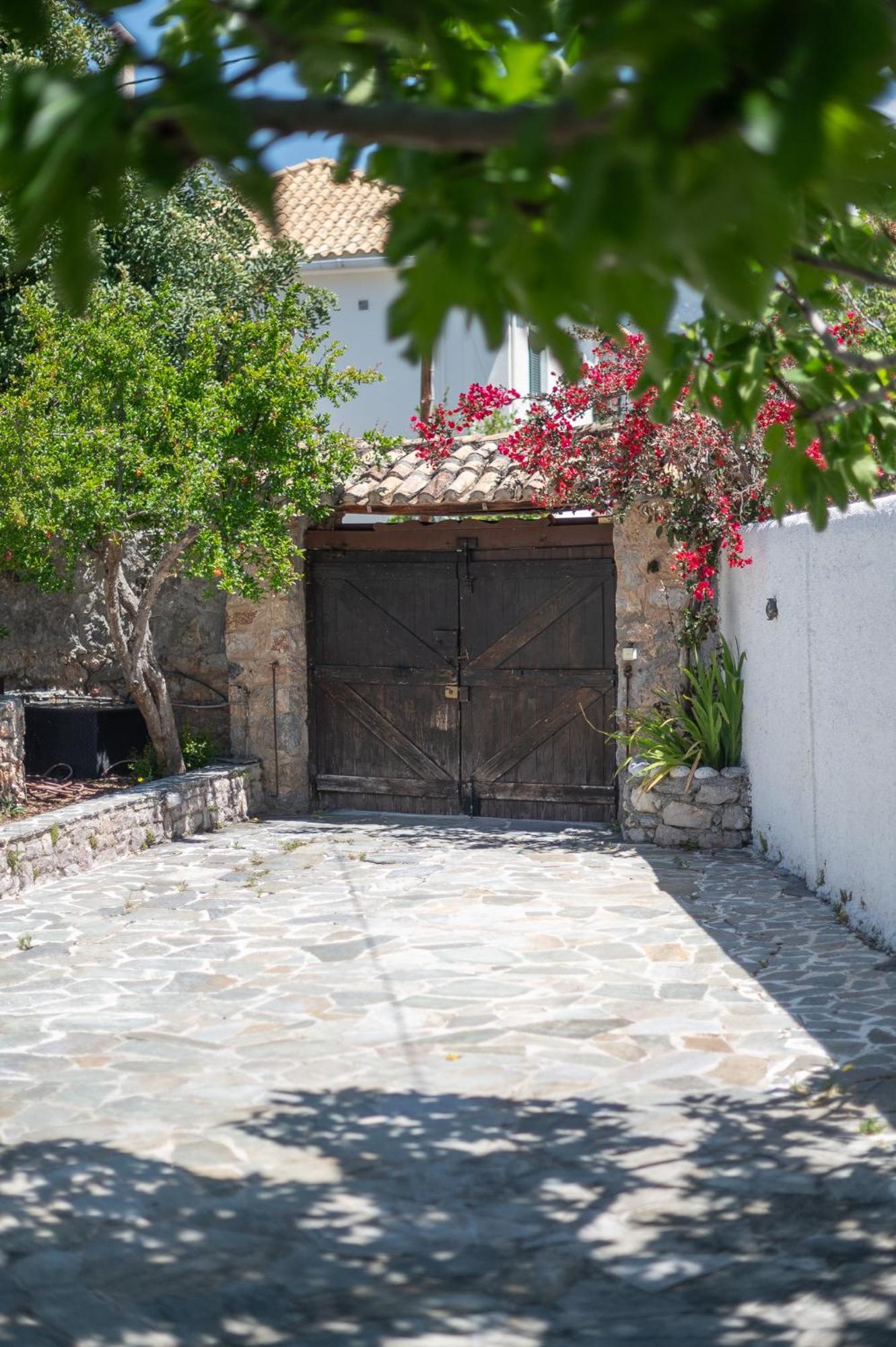 Pouletis Family Apartments - Akroyali Seaview Getaways Καλαμάτα Εξωτερικό φωτογραφία